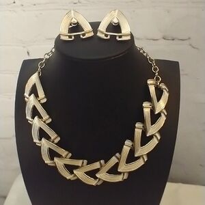 Vtg Gold Tone & White Enamel Adjustable Collar Necklace & Clip On  Earring Set